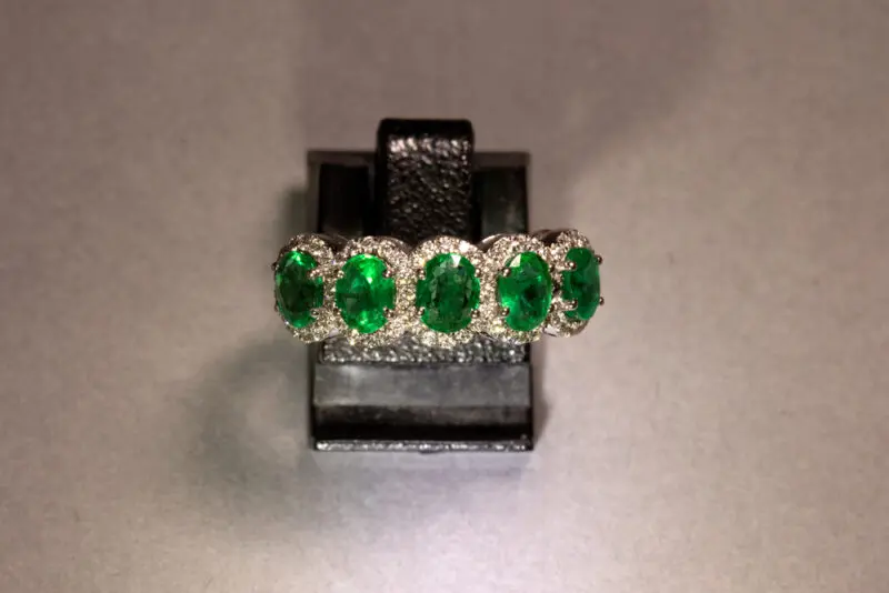 Bague jarretière émeraudes diamants