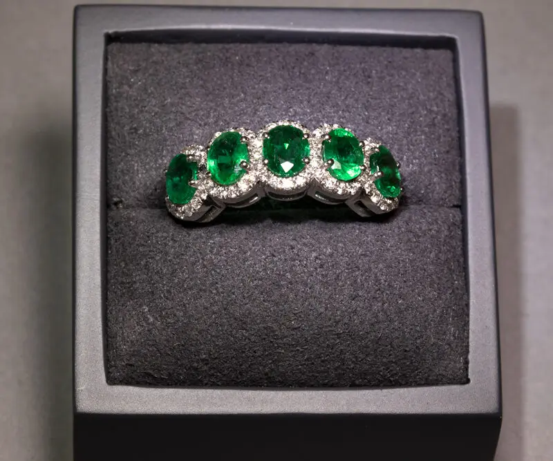 Bague jarretière émeraudes diamants