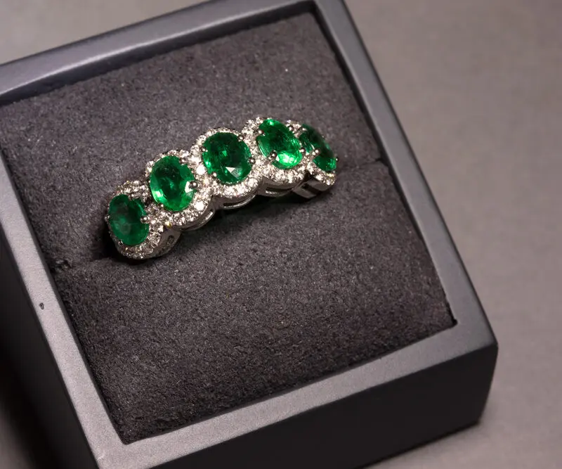 Bague jarretière émeraudes diamants