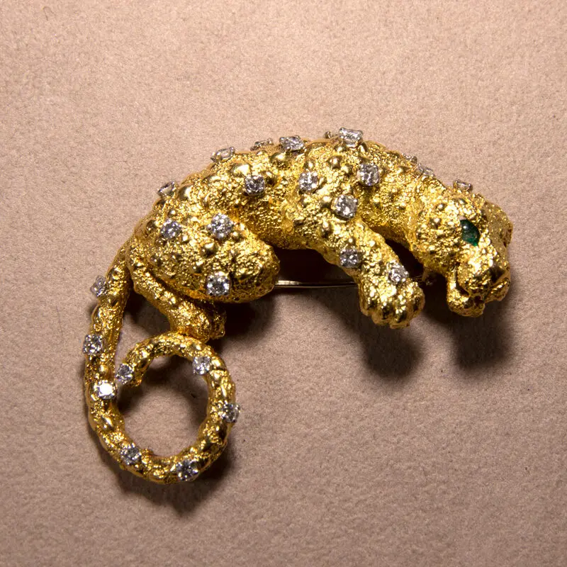 Broche panthère diamants émeraudes