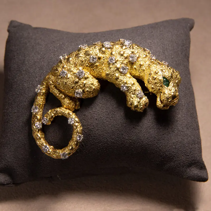 Broche panthère diamants émeraudes