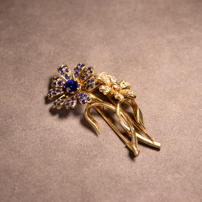 Broche fleurs saphirs et diamants