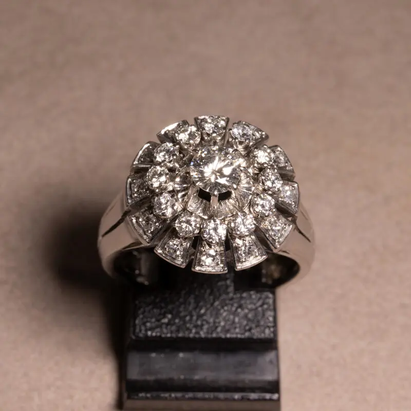 Bague fleur ronde stylisée diamants