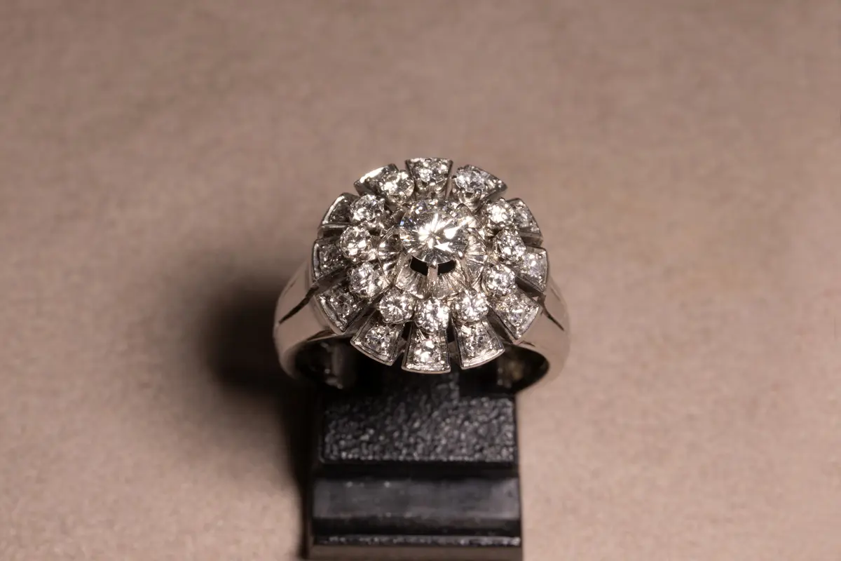 Bague fleur ronde stylisée diamants