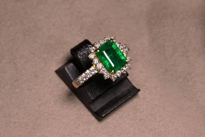 Bague émeraude et diamants