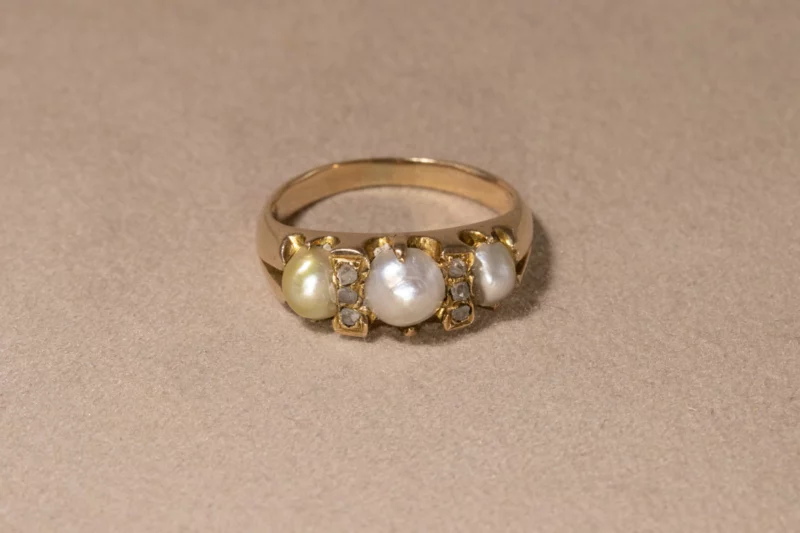 Bague jarretières perles fines