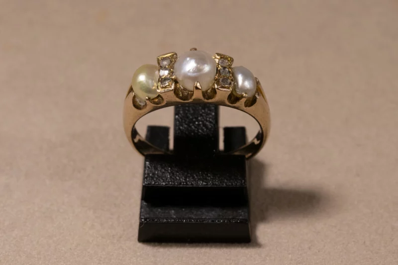 Bague jarretières perles fines