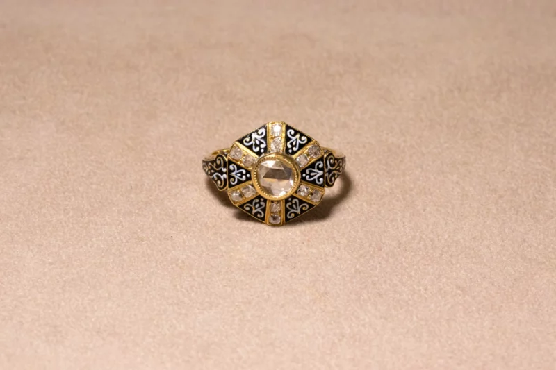 Bague ancienne émail et diamant