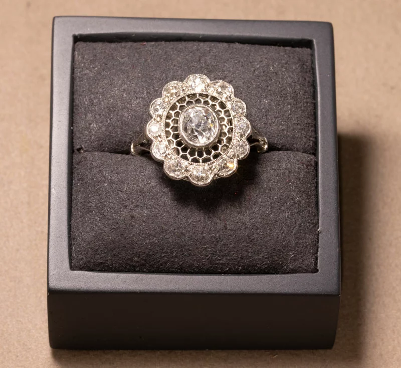 Bague platine et diamants ovale, 1920