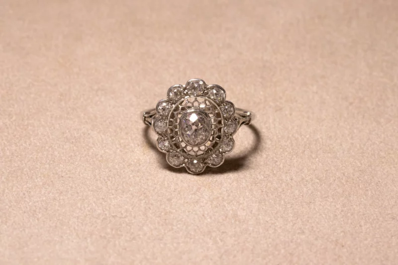 Bague platine et diamants ovale, 1920