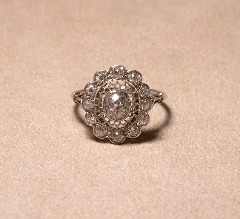 Bague platine et diamants ovale, 1920