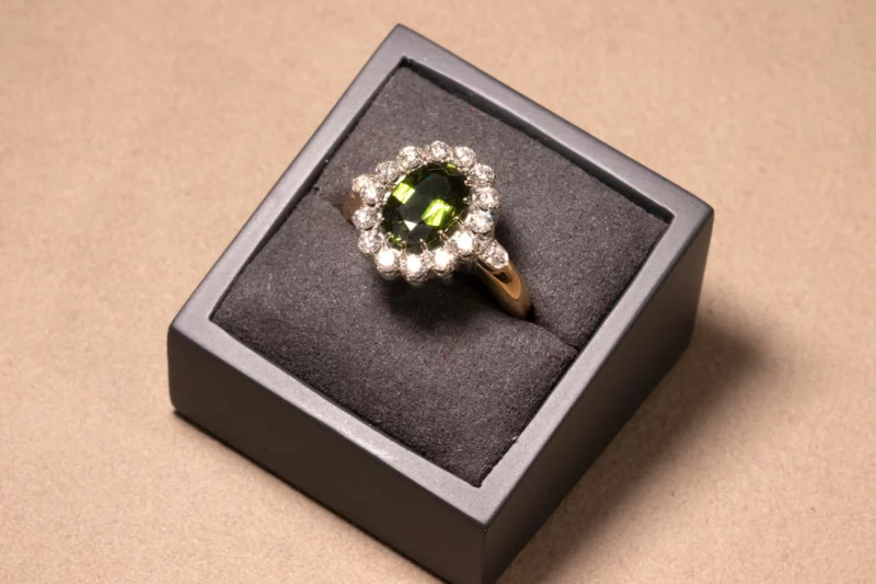 Bague marguerite saphir vert et diamants blancs