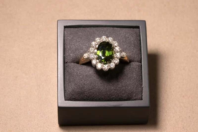 Bague marguerite saphir vert et diamants blancs