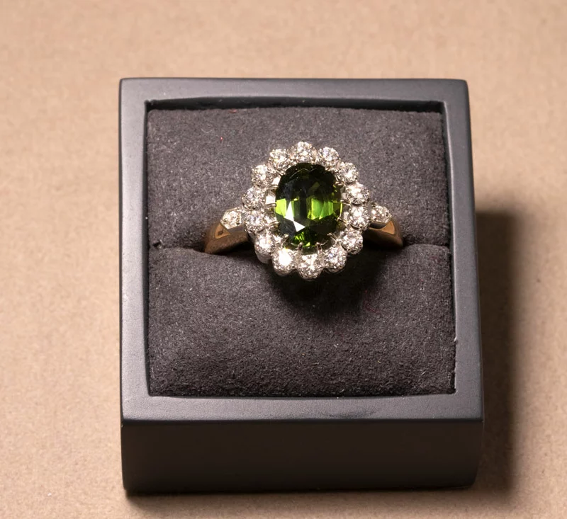 Bague marguerite saphir vert et diamants blancs