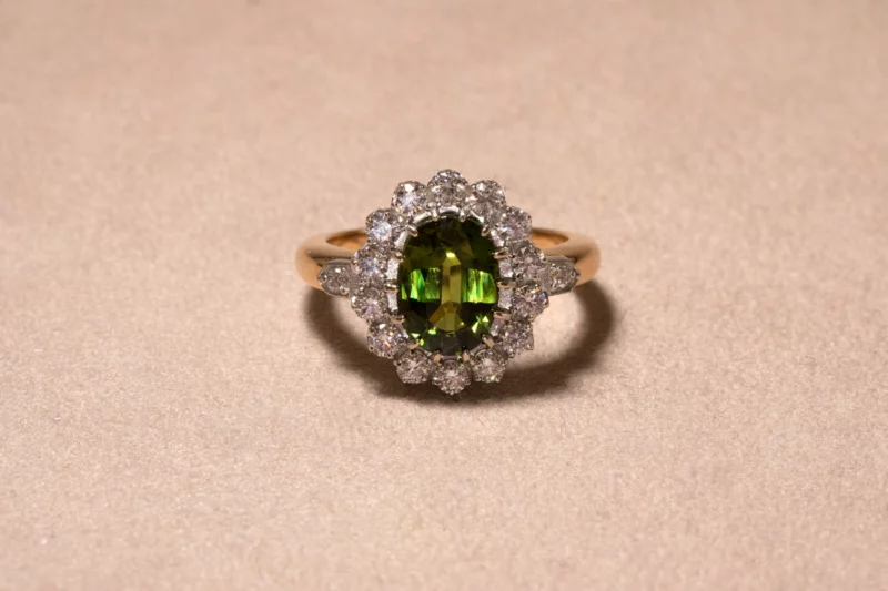 Bague marguerite saphir vert et diamants blancs
