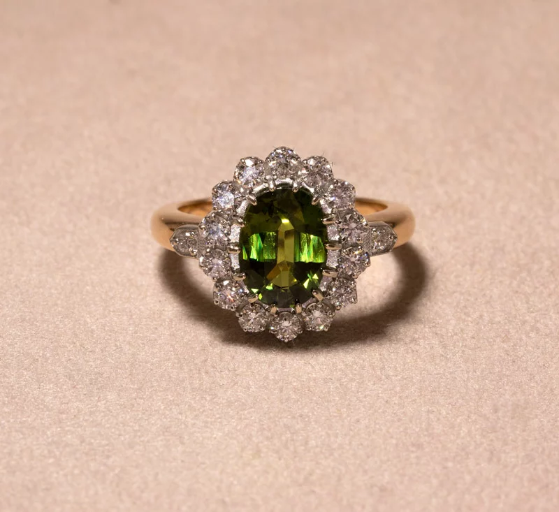 Bague marguerite saphir vert et diamants blancs