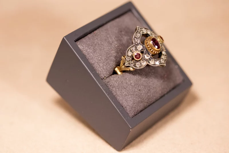 Bague style byzantin rubis et diamants