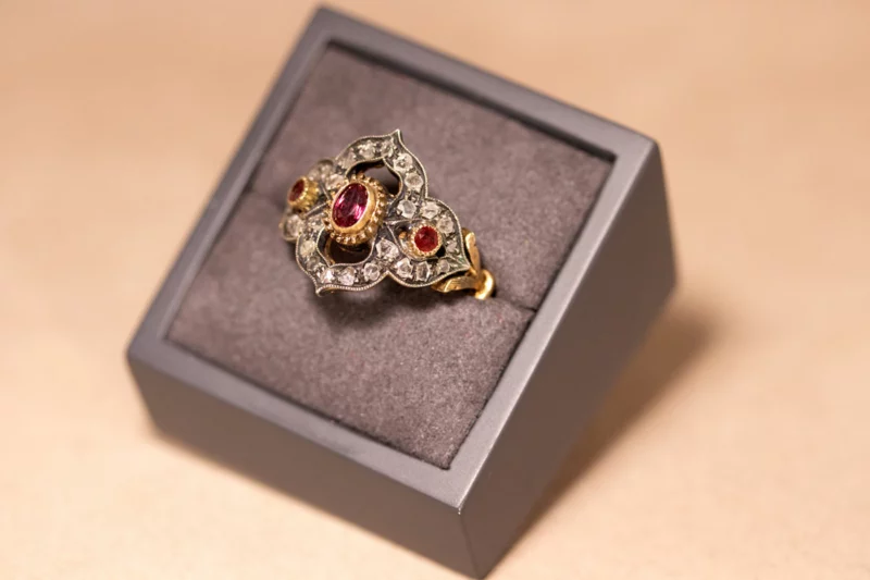 Bague style byzantin rubis et diamants