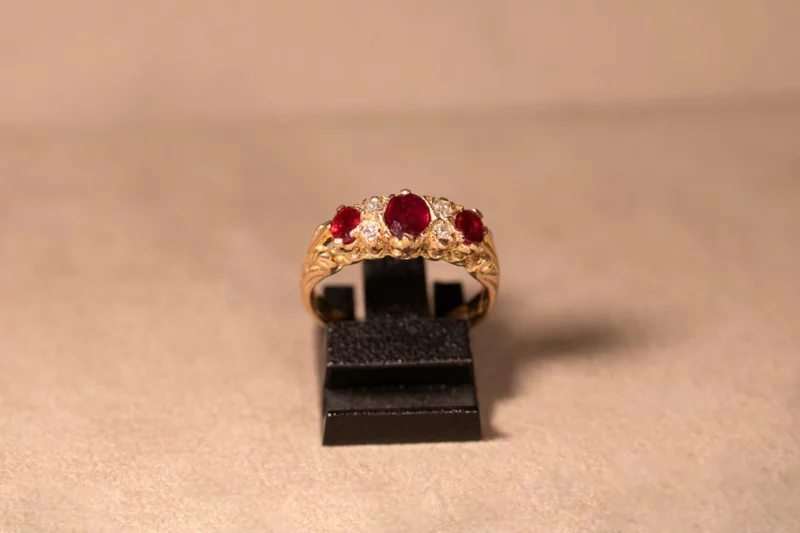 Bague jarretière rubis et diamants