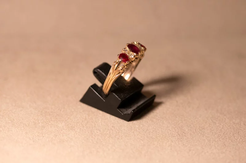 Bague jarretière rubis et diamants