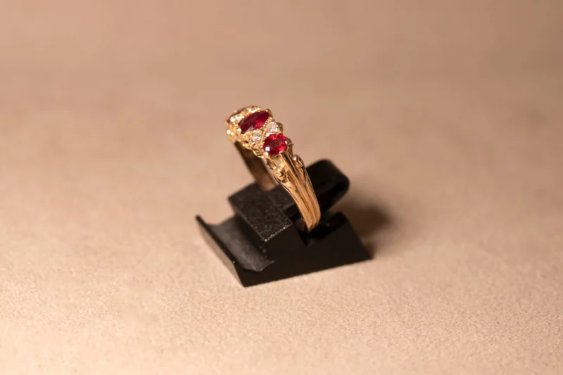 Bague jarretière rubis et diamants