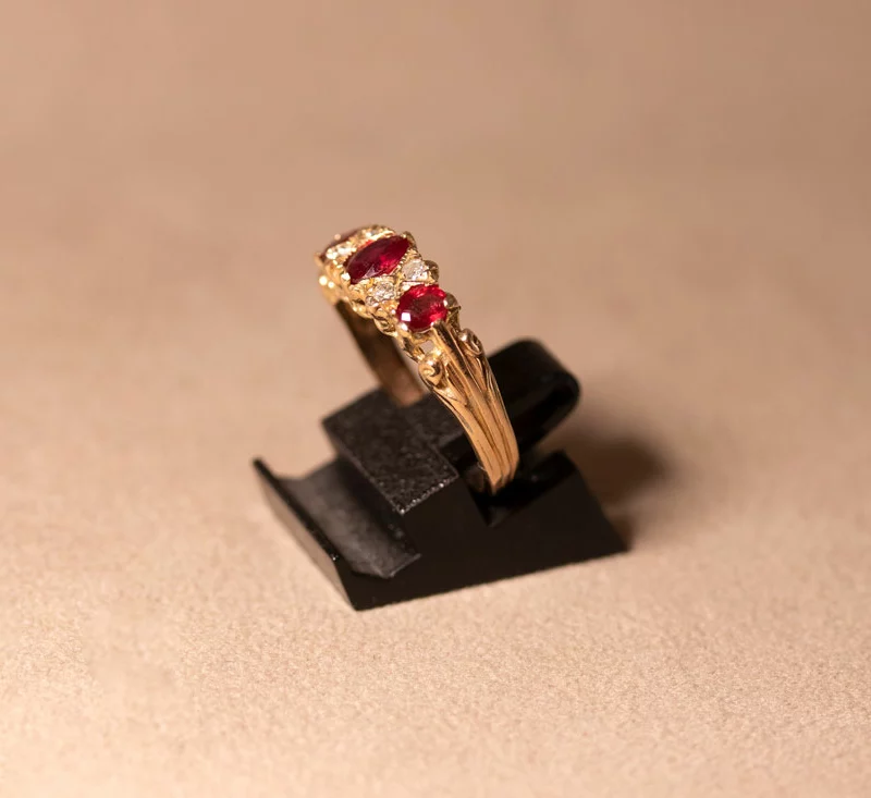 Bague jarretière rubis et diamants