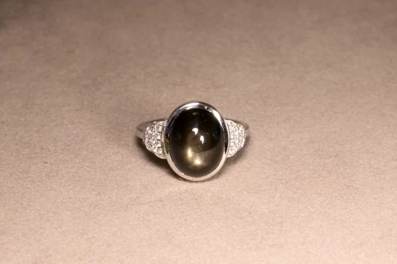 Bague cabochon saphir noir