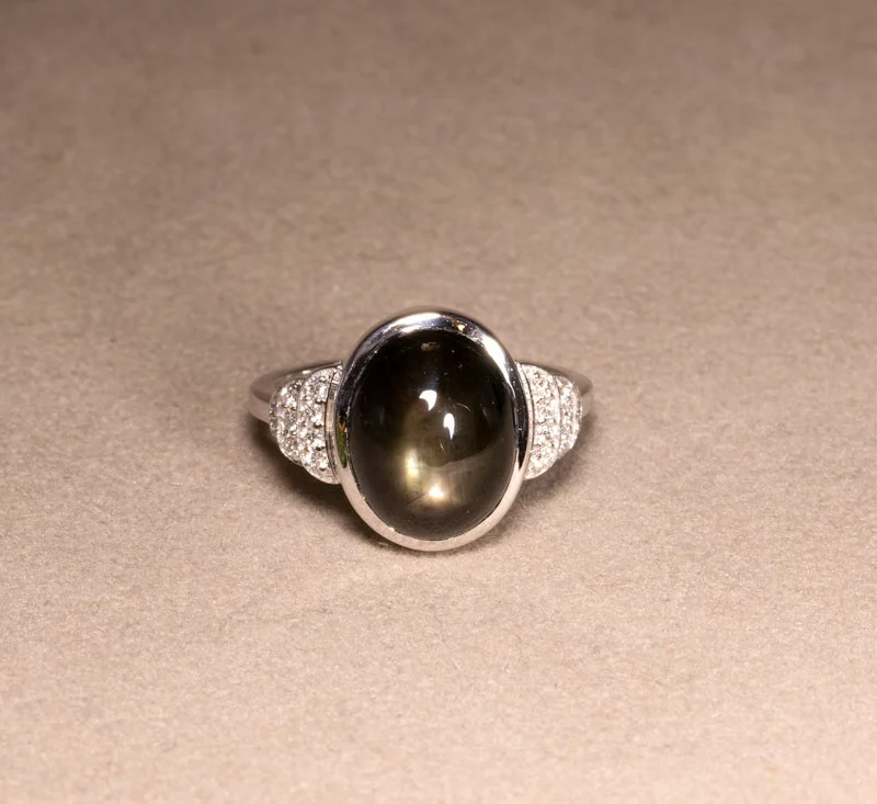 Bague cabochon saphir noir