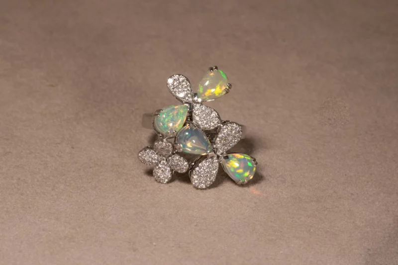 Bague florale opales et diamants