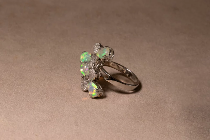 Bague florale opales et diamants