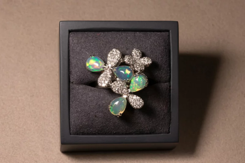 Bague florale opales et diamants