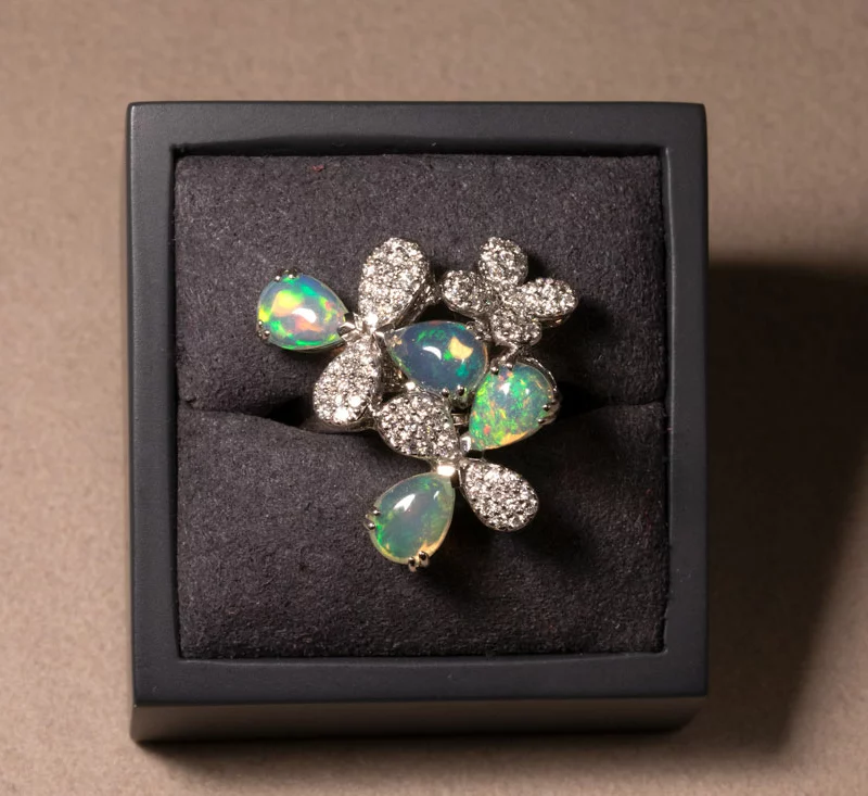 Bague florale opales et diamants