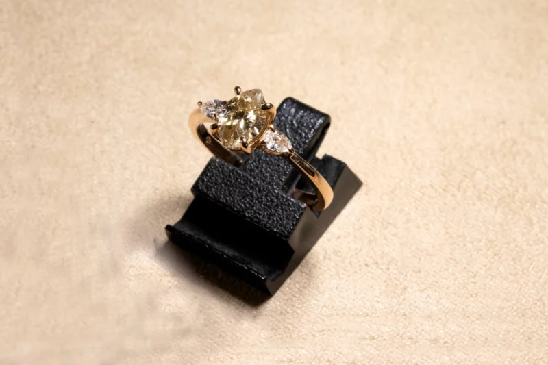 Bague diamant brun taille navette