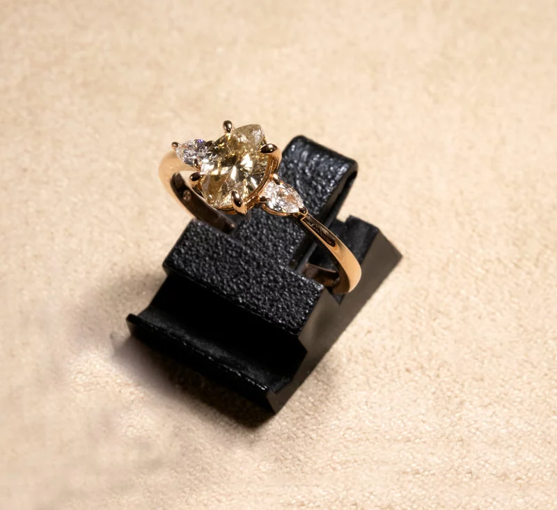 Bague diamant brun taille navette