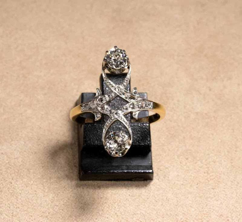 Bague ancienne en forme de huit roses de diamants