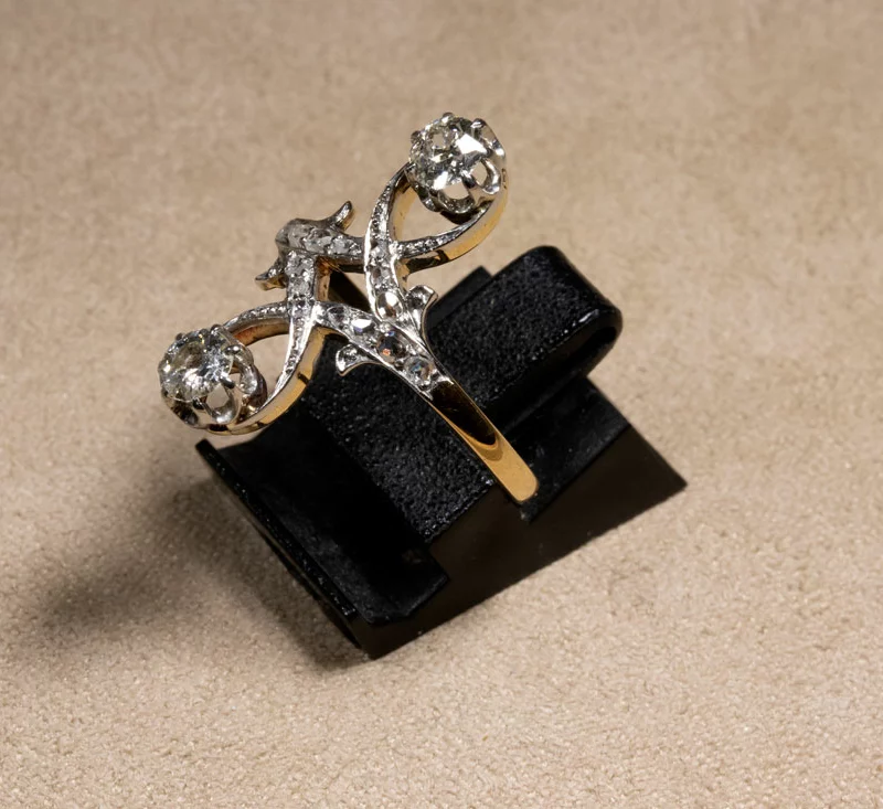 Bague ancienne en forme de huit roses de diamants