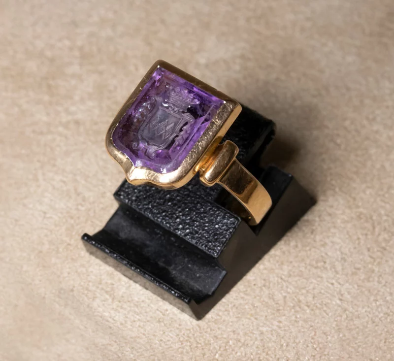 Bague armoiries intaille sur améthyste