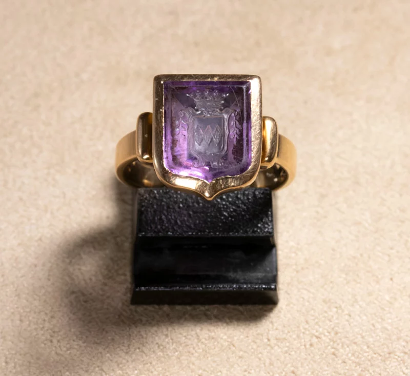 Bague armoiries intaille sur améthyste