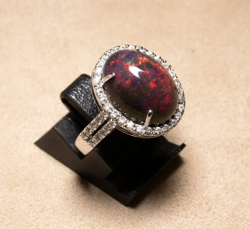 Bague opale noire d'Ethiopie et diamants