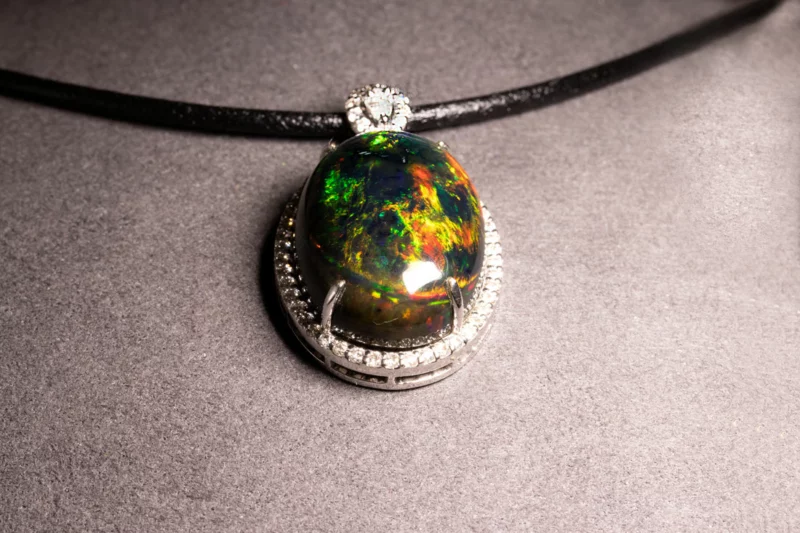 Grand pendentif opale noire d'Ethiopie