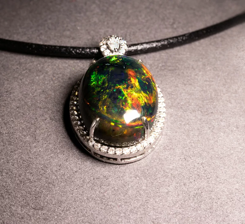 Grand pendentif opale noire d'Ethiopie