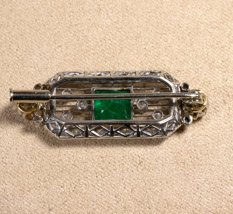 Broche 1925 émeraude et diamants