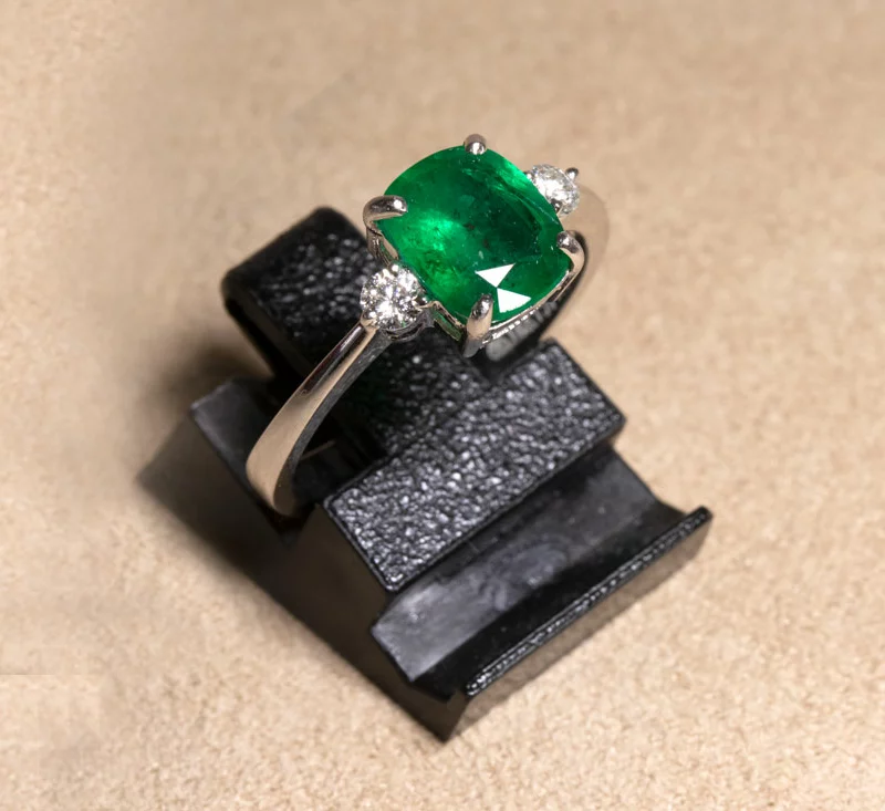 Bague moderne émeraude épaulée diamants