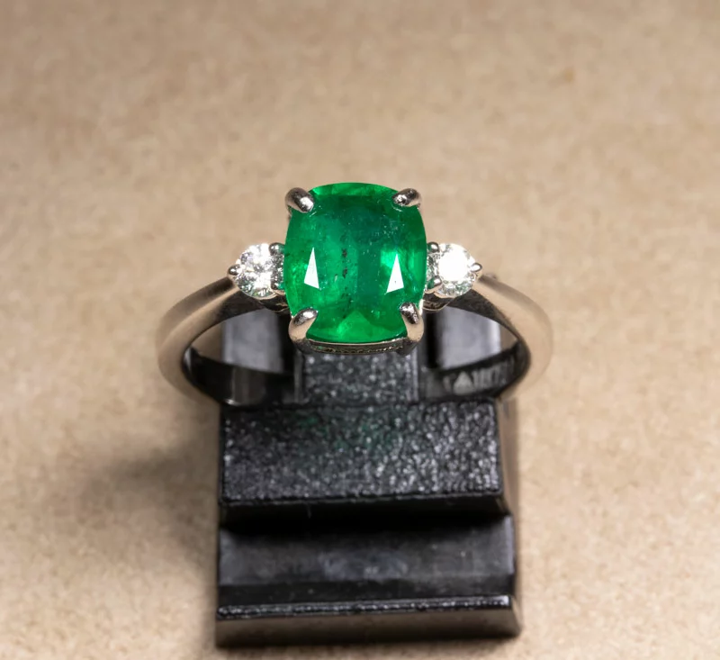 Bague moderne émeraude épaulée diamants