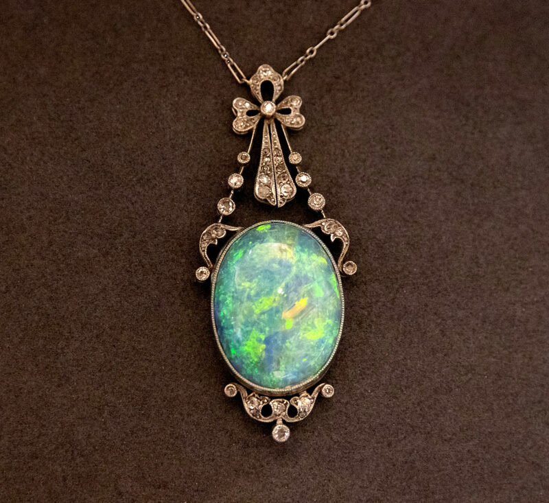 Grand pendentif articulé opale, XIXe siècle