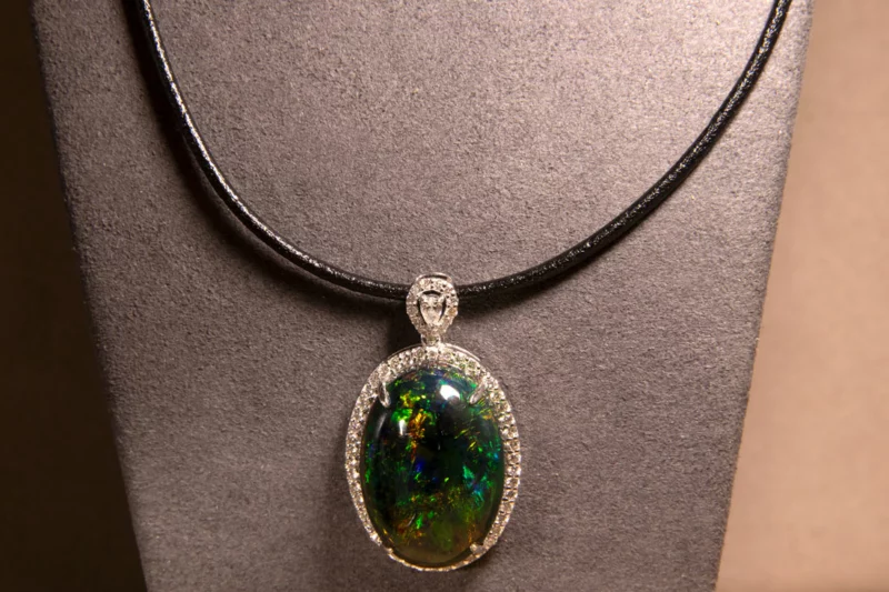 Grand pendentif opale noire d'Ethiopie