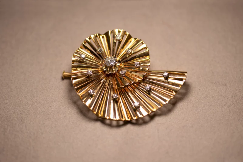 Broche or escargot années 50