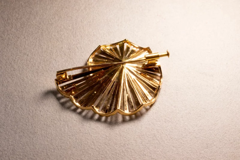 Broche or escargot années 50