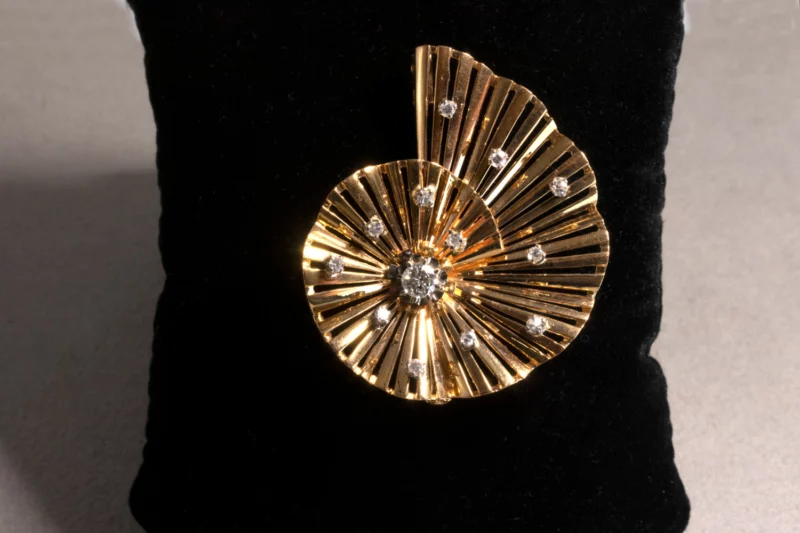 Broche or escargot années 50
