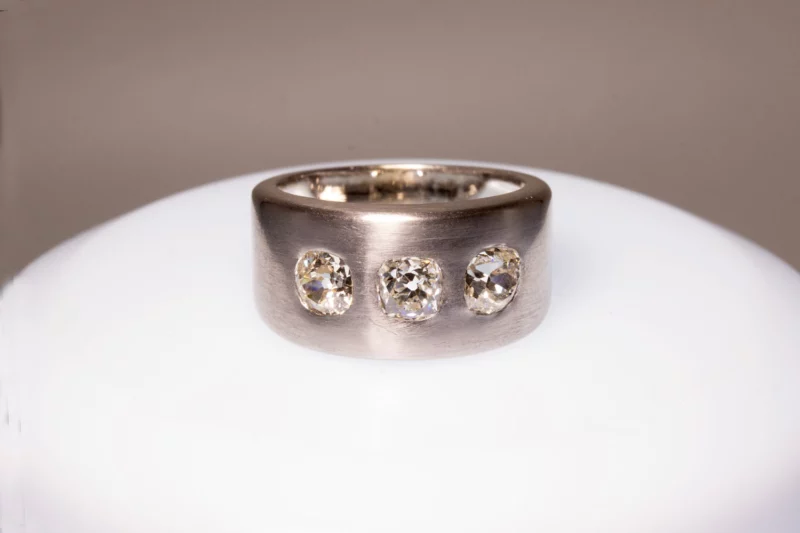 Bague jonc contemporaine 3 diamants taille ancienne